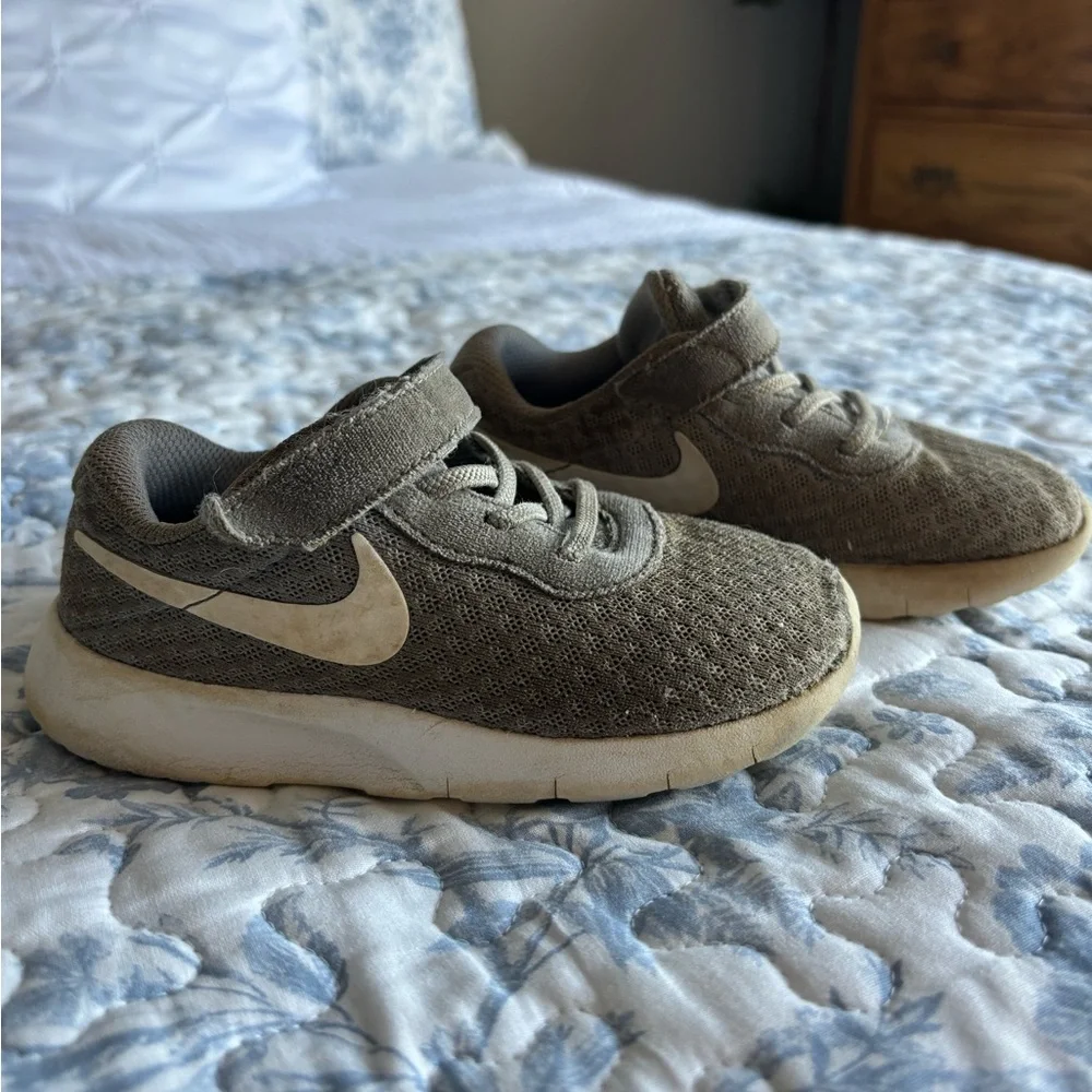 Nike Toddler Shoes Size 9 - Picture 3 of 5